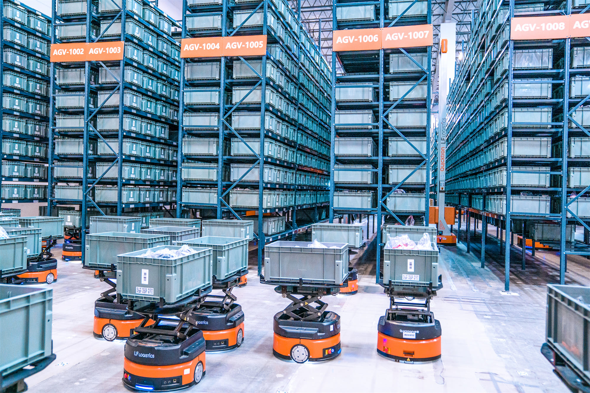 Automated storage and retrieval system in a smart warehouse